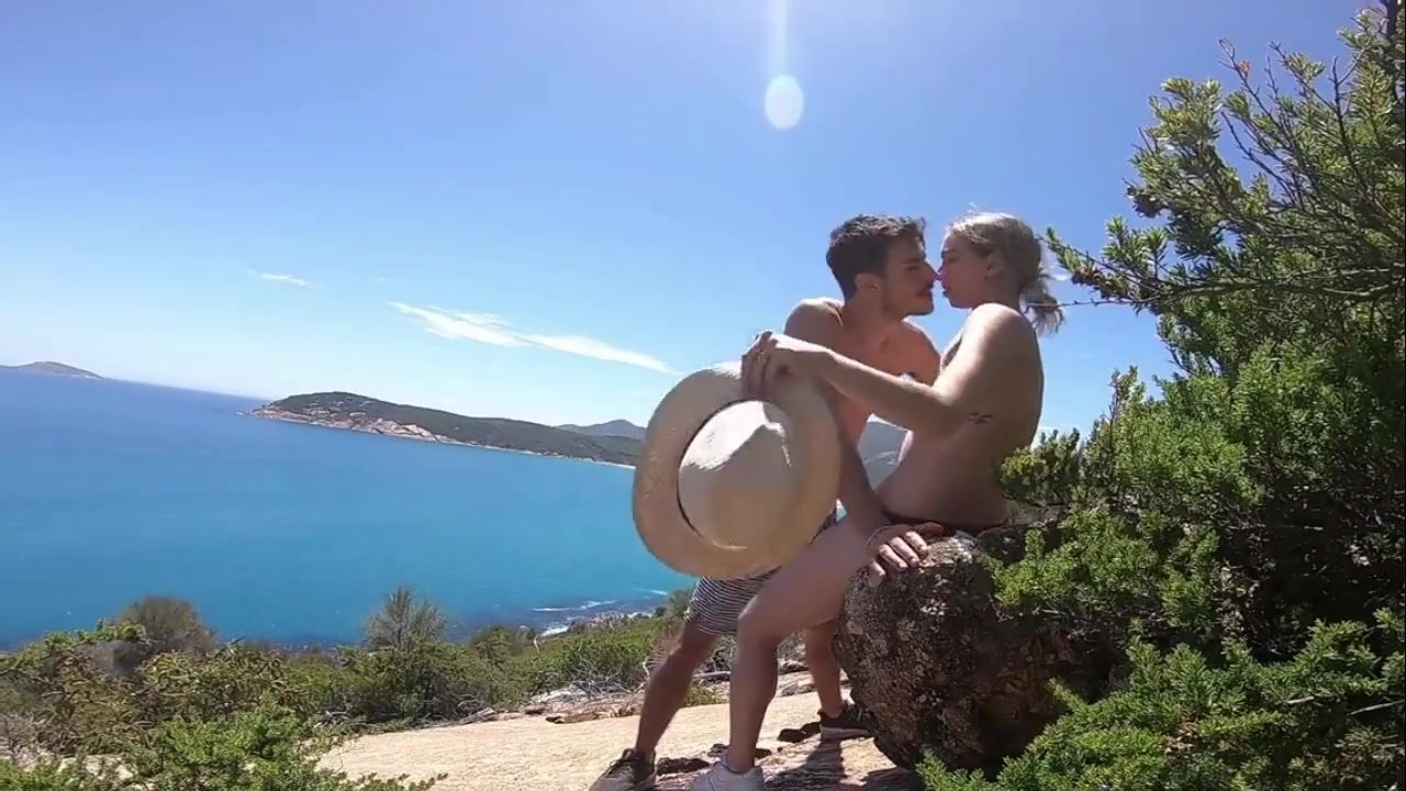 Una joven pareja amateur atrevida practica sexo al aire libre cerca de la playa Foto