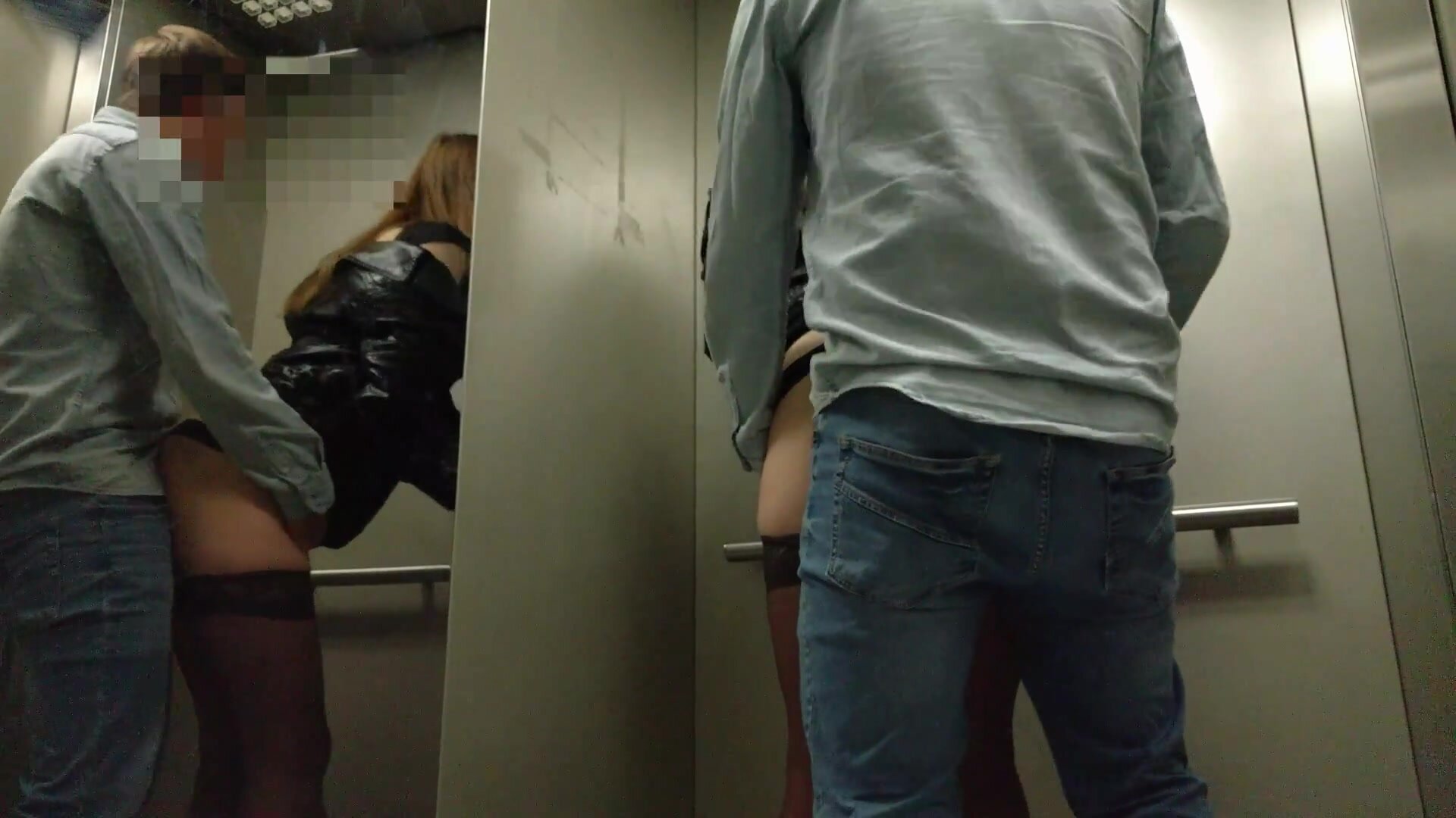 Pareja voyeur hace sexo publico arriesgado en un ascensor imagen